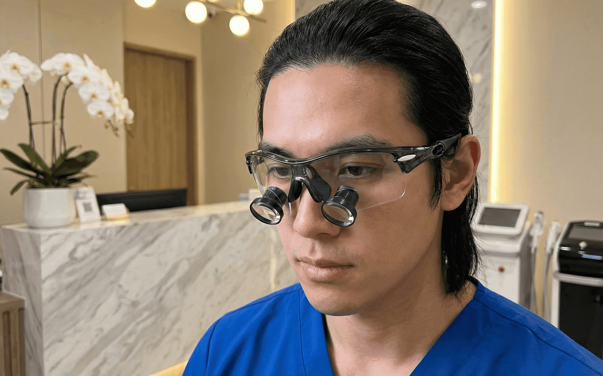 Newton surgical loupes view 3